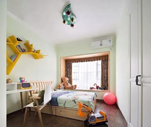 ▲ 床底下也可以是收纳空间，墙上的隔板在造型和颜色上也更适合儿童房